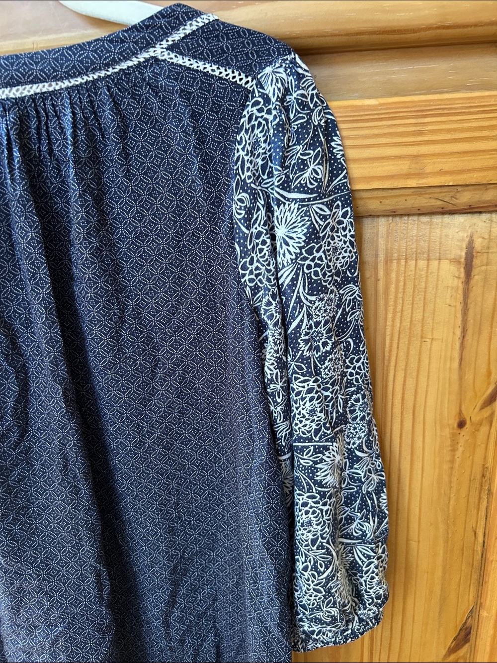 Hinge Tunic Navy and White V-Neck Printed Top 100% Viscose Medium - Picture 7 of 8